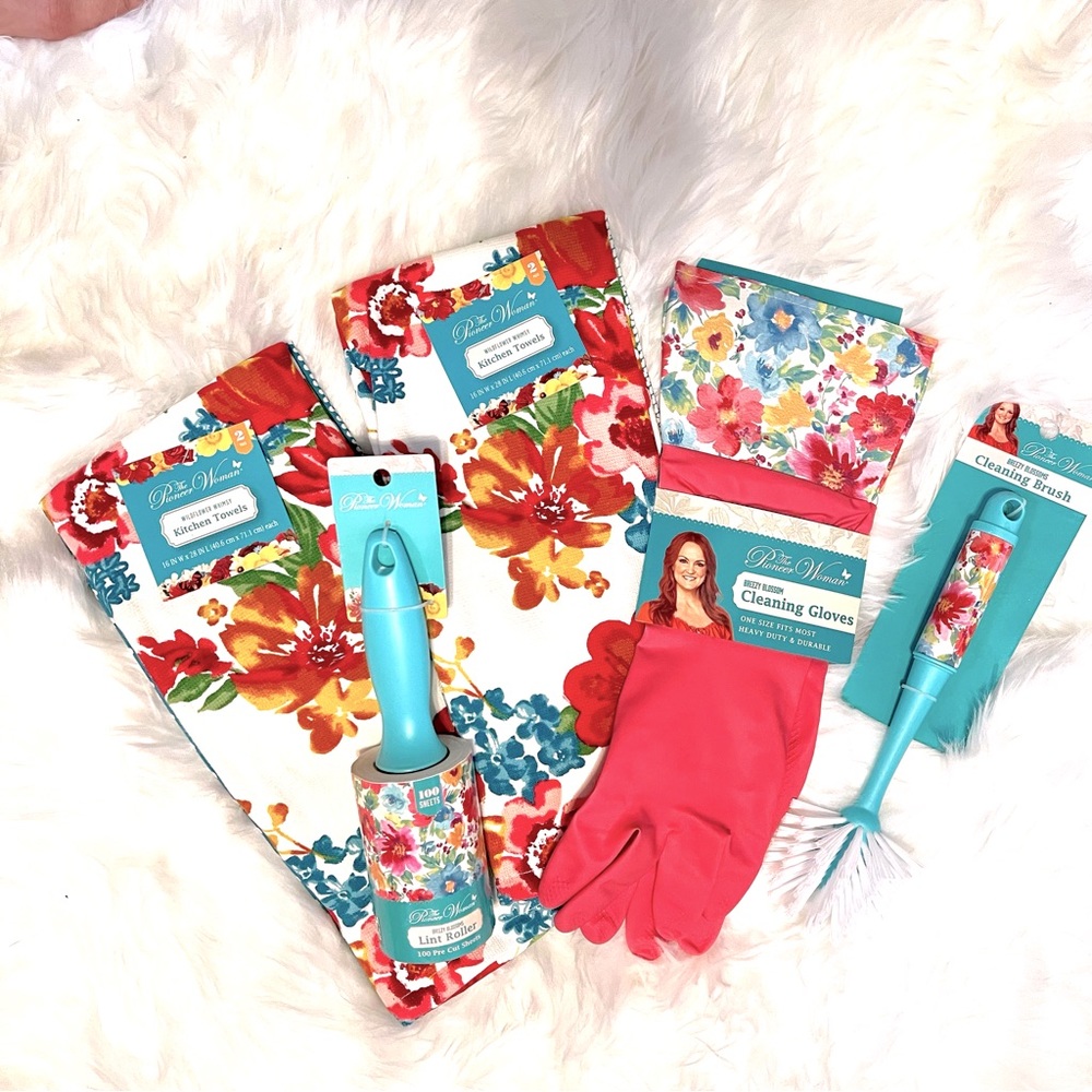 THE PIONNER WOMAN WHIMSY KITCHEN TOWEL SETS (2) PLUS 3 MORE MATCHING ITEMS.